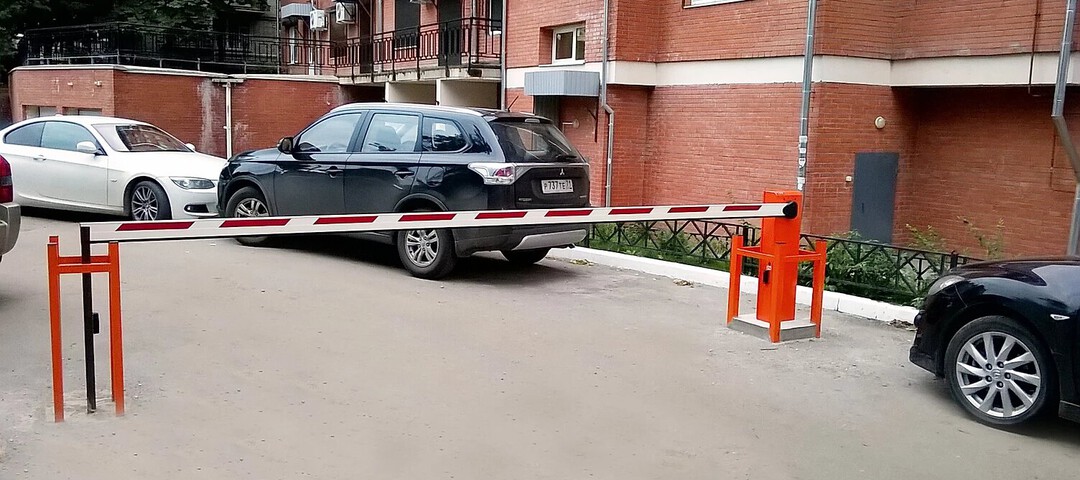 Как москвичам бесплатно установить шлагбаум во дворе